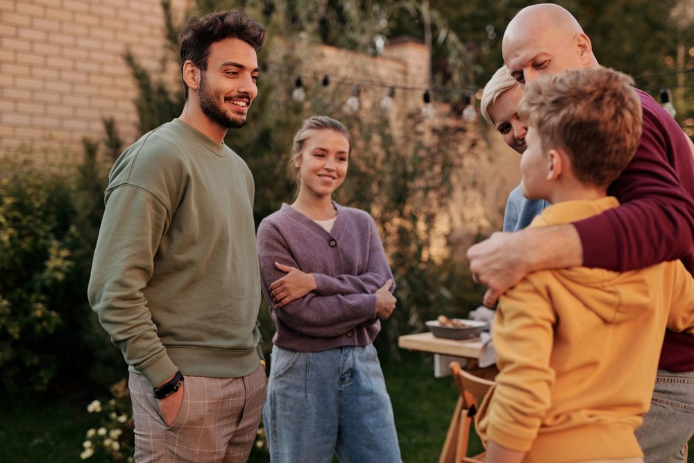 Symbolbild Besondere Familienkonstellationen: mehrere Generationen einer Familie im Gespräch