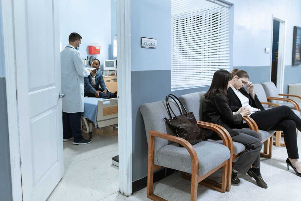 Symbolbild Plötzlicher, unerwarteter Verlust: bange Wartezeit im Krankenhaus