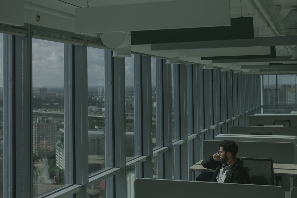 Symbolbild Trauer am Arbeitsplatz: Mann sitzt nachdenklich im Büro