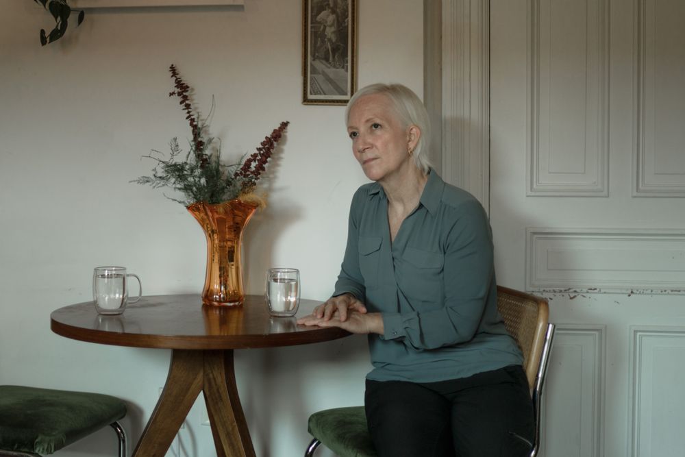 Symbolbild Verlust eines Partners oder Elternteils: Person in ruhiger Trauer